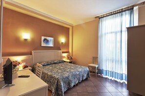 Camera con letto matrimoniale o 2 letti singoli, bagno privato | Una cassaforte in camera, una scrivania, ferro/asse da stiro