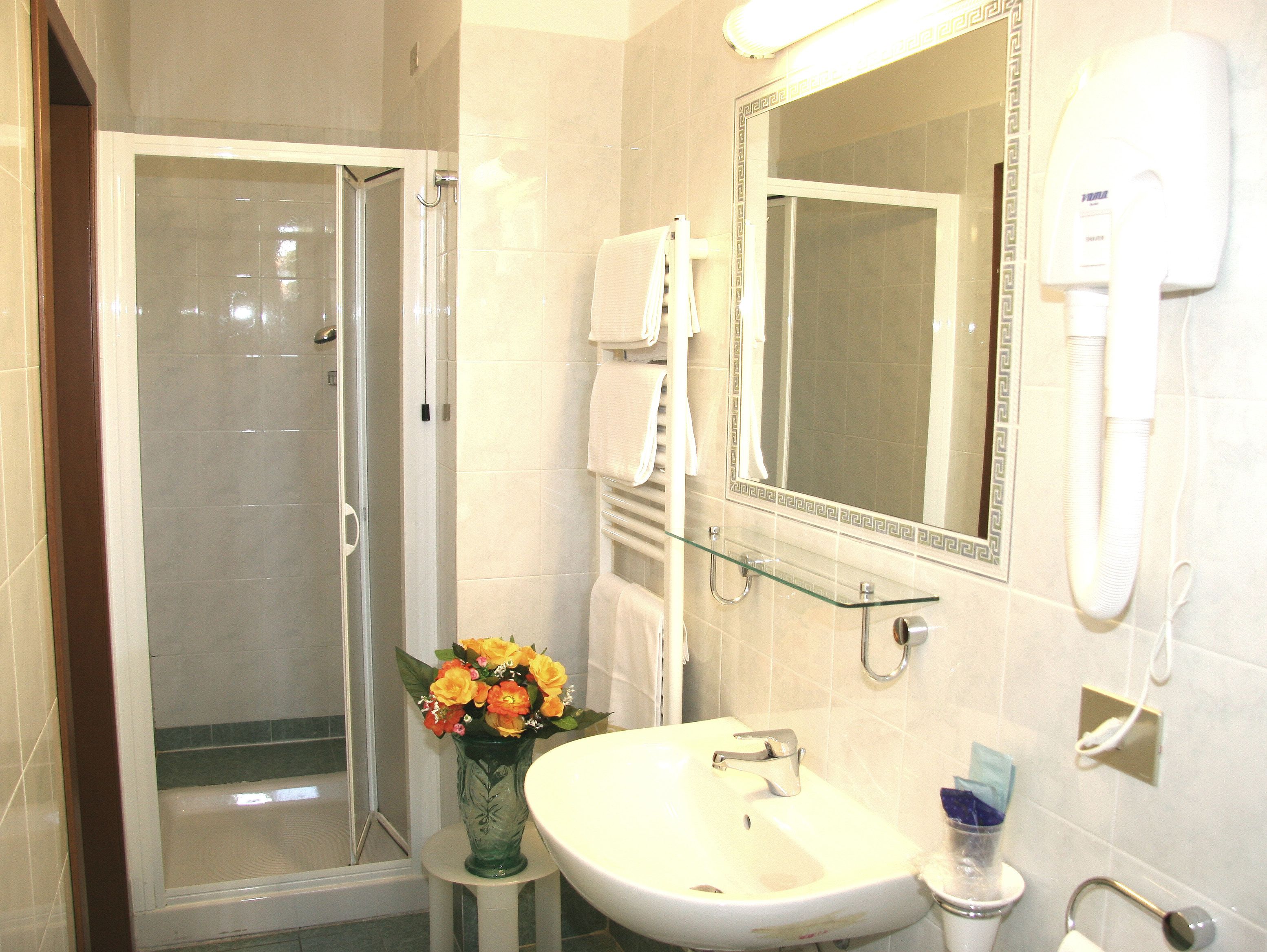 淋浴设施、免费洗浴用品、吹风机、坐浴桶