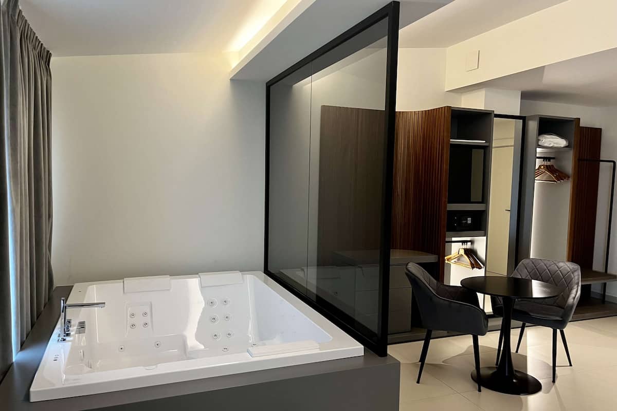 Superior Suite, 1 King Bed, Non Smoking, Balcony
