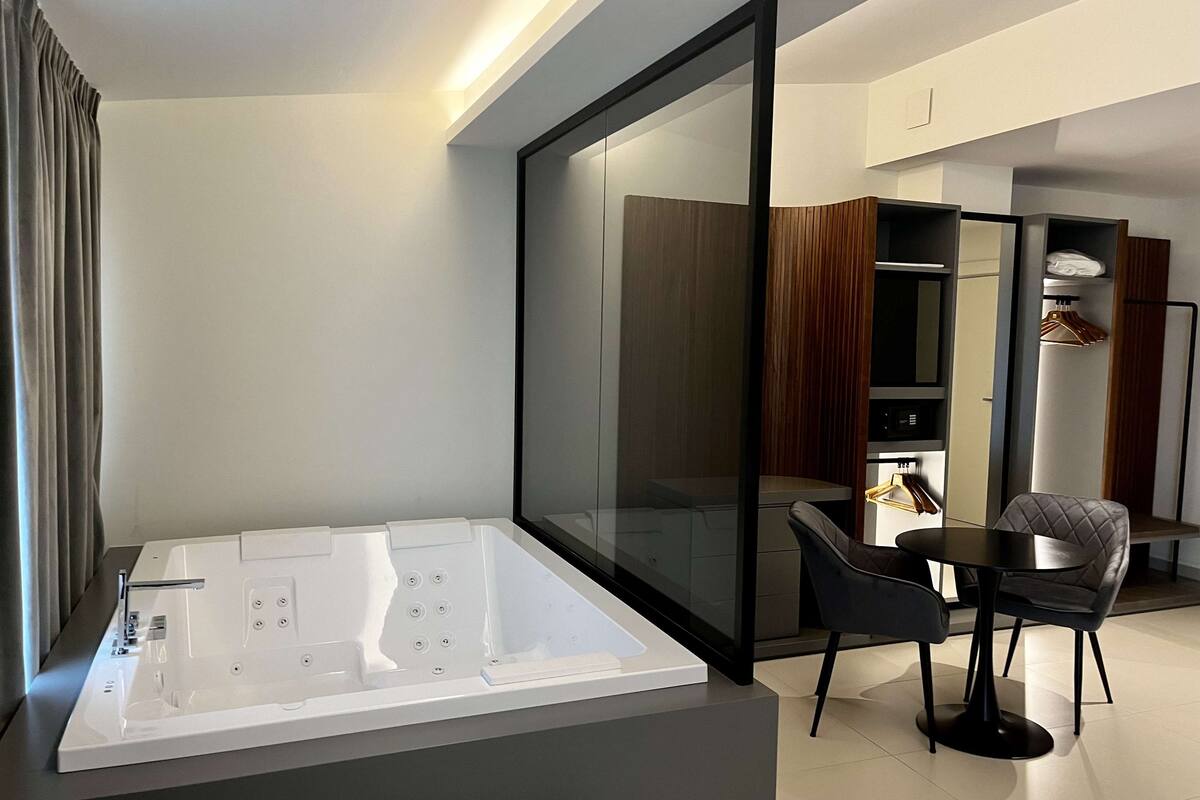 superior suite, 1 king bed, non smoking, balcony | 1 bedroom, minibar, in-room safe, soundproofing