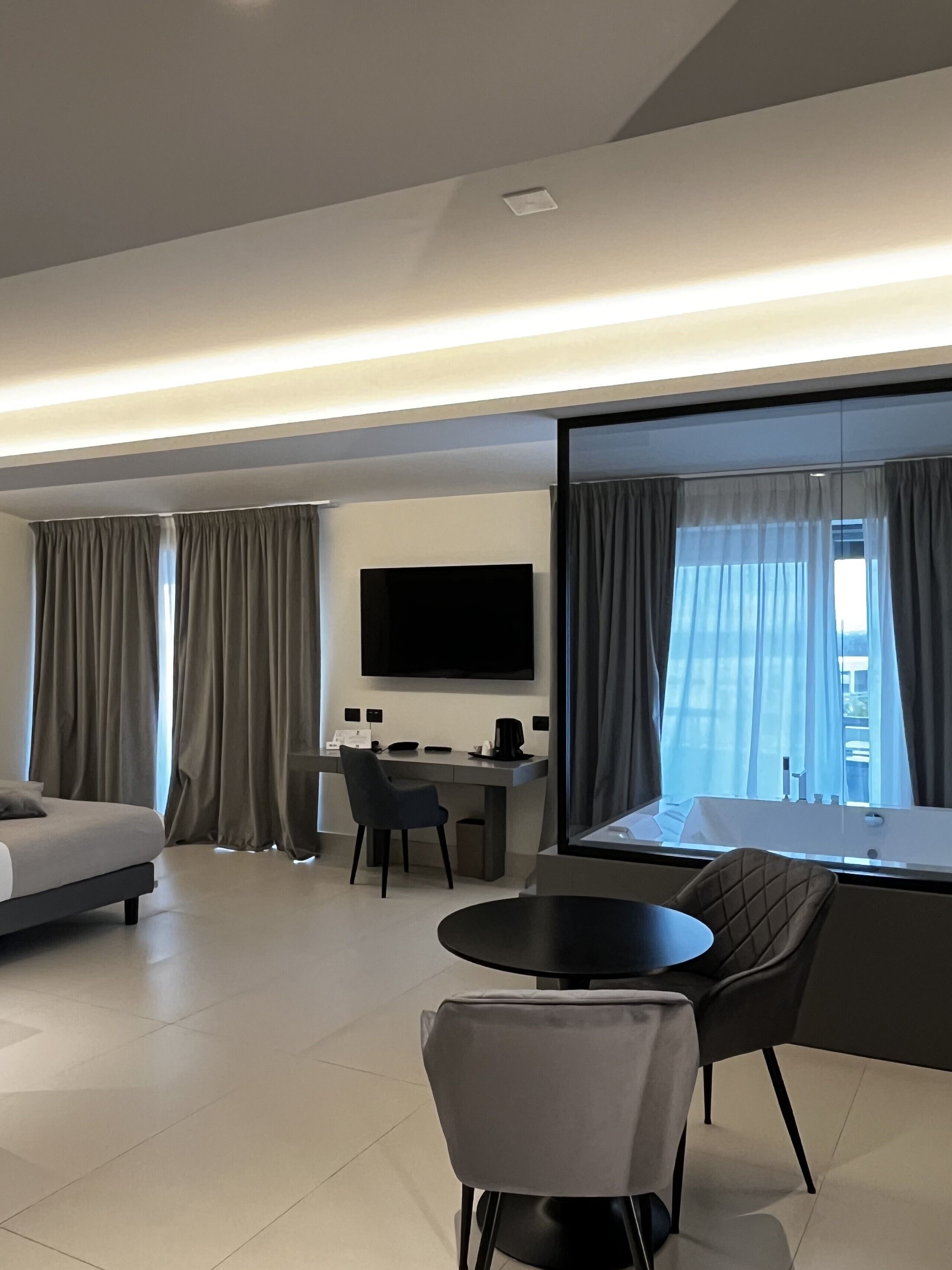 superior suite, 1 king bed, non smoking, balcony | jetted bathtub