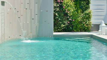 Hồ bơi ngoài trời phục vụ theo mùa