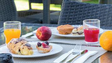 Free daily buffet breakfast