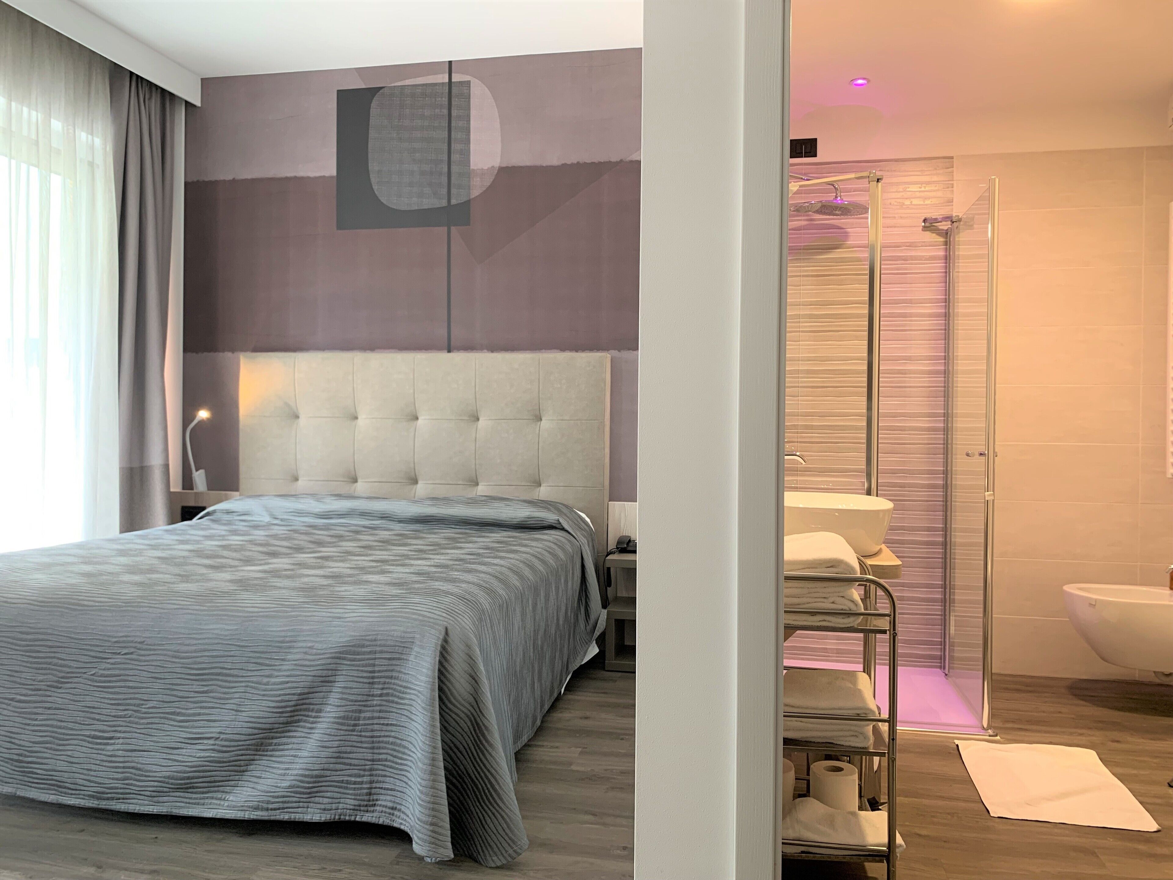 Habitación cuádruple superior | Minibar, caja de seguridad en la habitación y escritorio 