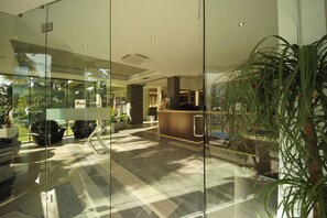 ฝ่ายต้อนรับ