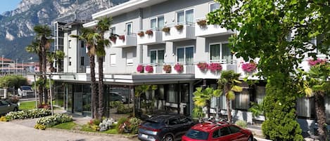 Vista frontal de la propiedad