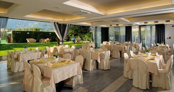 Serviço de café da manhã, almoço, jantar; vistas para o jardim