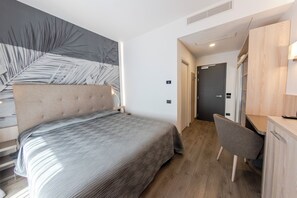 Minibar, coffres-forts dans les chambres, bureau, rideaux occultants