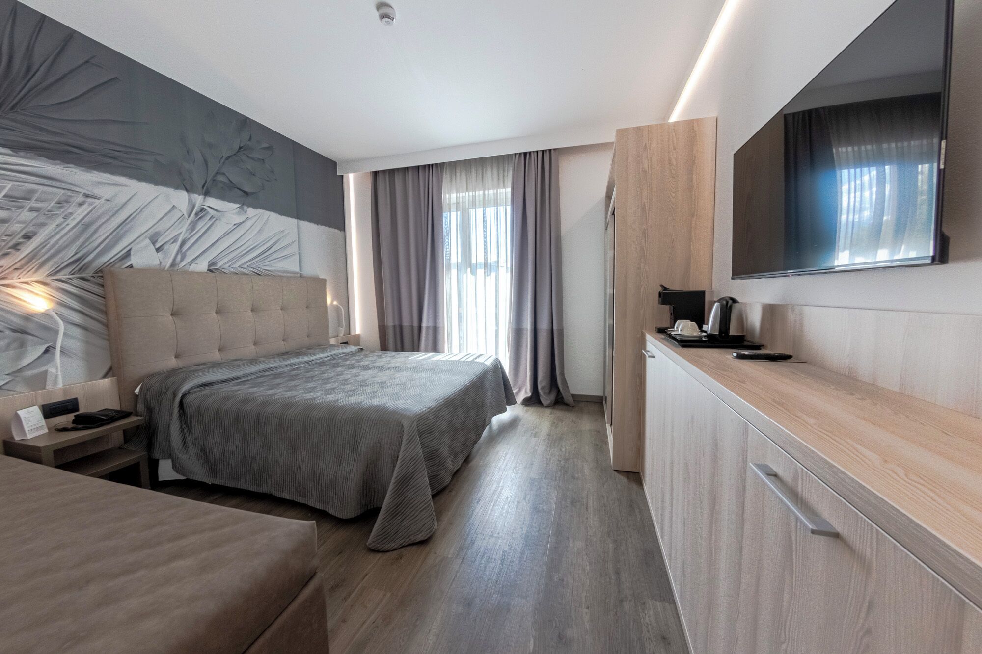 Chambre Triple Supérieure | Minibar, coffres-forts dans les chambres, bureau, rideaux occultants