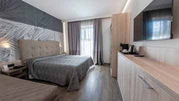 Chambre Triple Supérieure | Minibar, coffres-forts dans les chambres, bureau, rideaux occultants