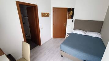 Habitación individual | Caja de seguridad en la habitación, escritorio y wifi gratis