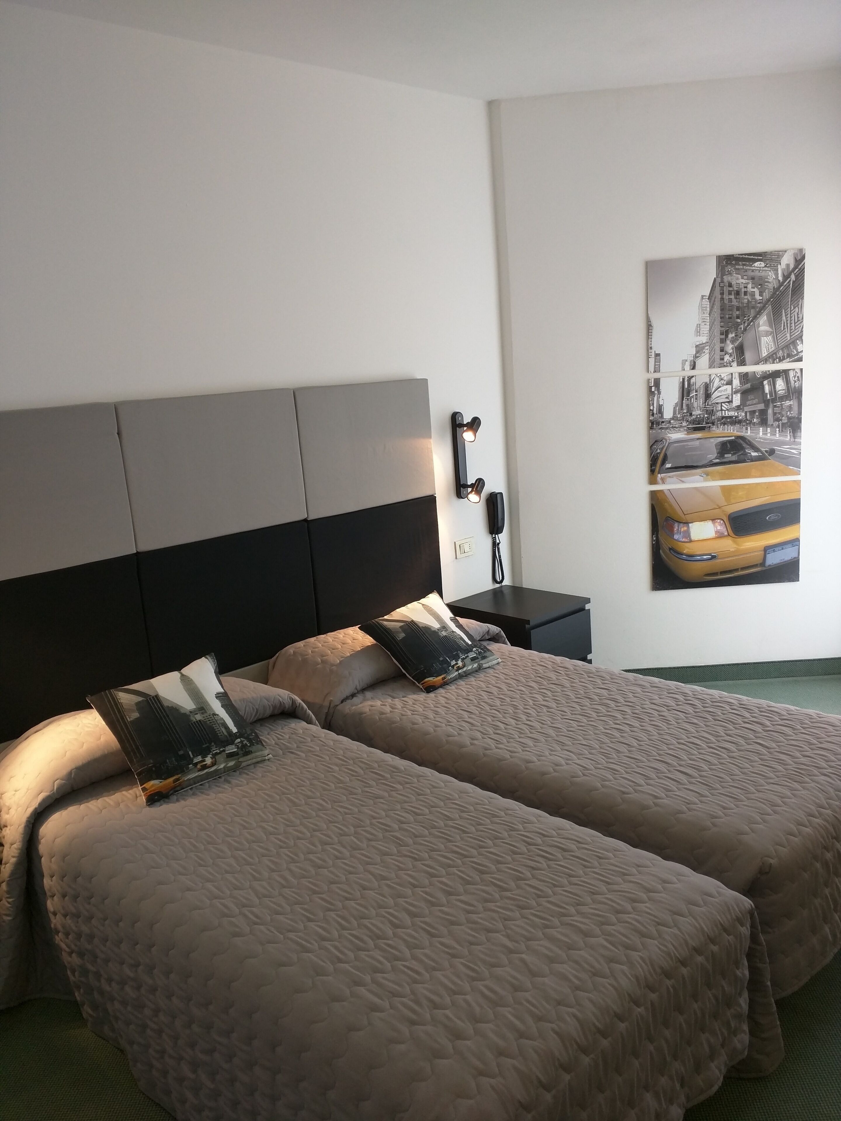 standard room, 2 single beds | minibar, in-room safe, desk, free wifi