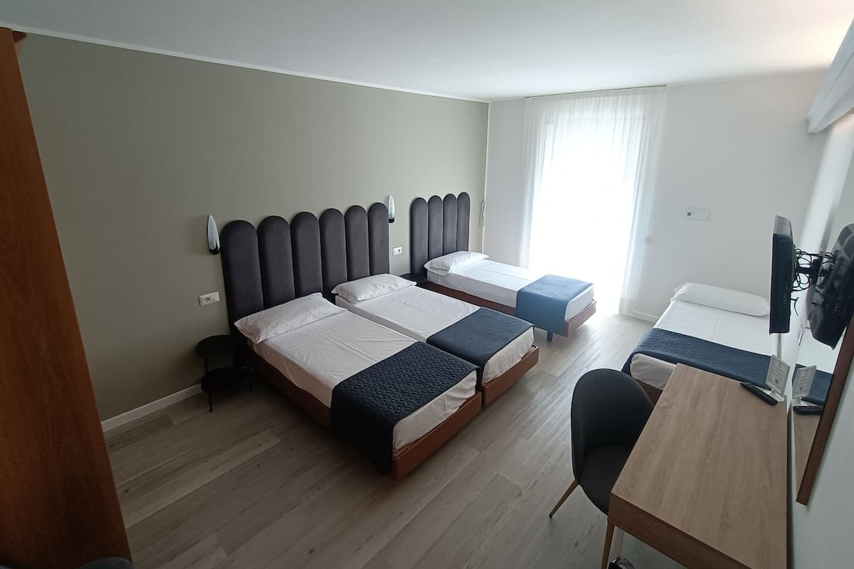 Neljän hengen huone, 1 makuuhuone (4 single beds) | Minibaari, tallelokero huoneessa, työpöytä, ilmainen Wi-Fi