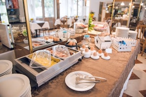 Tägliches Frühstücksbuffet (15 EUR pro Person)