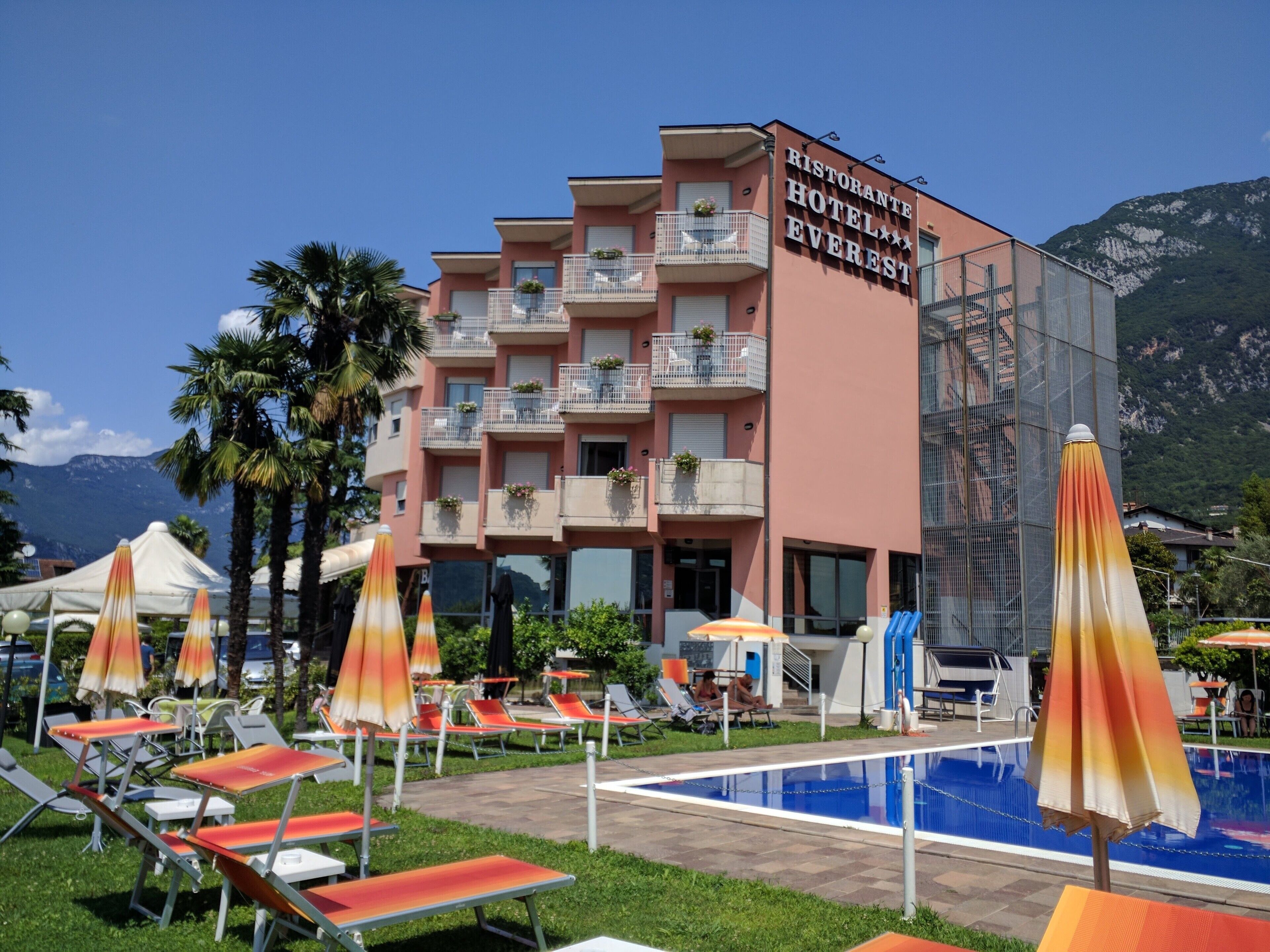 outdoor pool, open 9:00 am to 7:00 pm, pool loungers