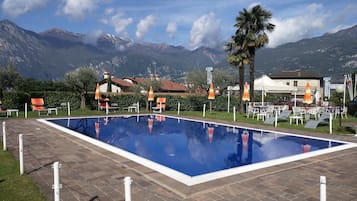 Outdoor pool, open 9:00 AM to 7:00 PM, pool loungers