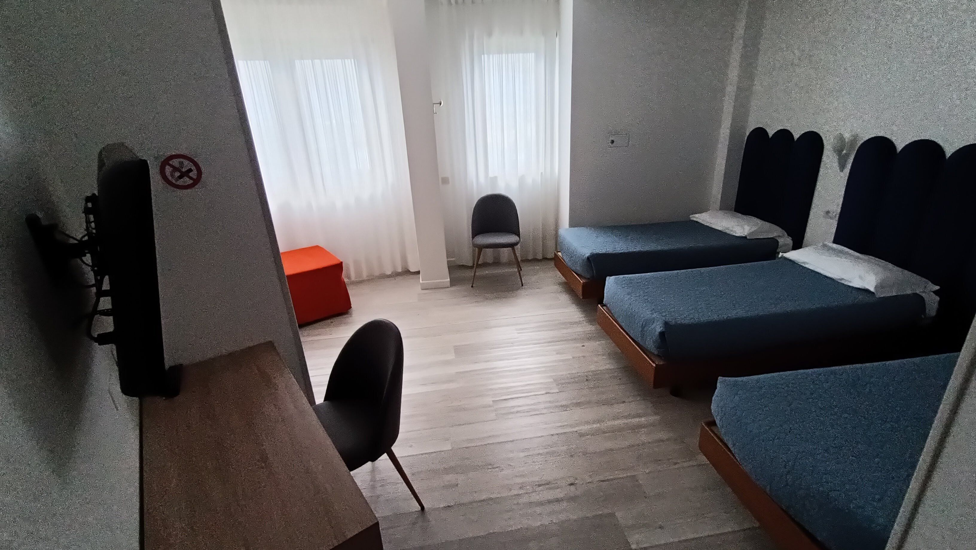 Triple Room, 3 Twin Beds | Minibar, in-room safe, desk, free WiFi