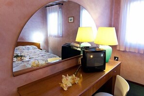 Chambre double ou avec lits jumeaux | Minibar, coffre-fort, lit de bébé (gratuit), Wi-Fi (supplément)