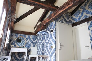 Økonomi-dobbeltrom | Minibar, skrivebord, lydisolert og wi-fi (inkludert)