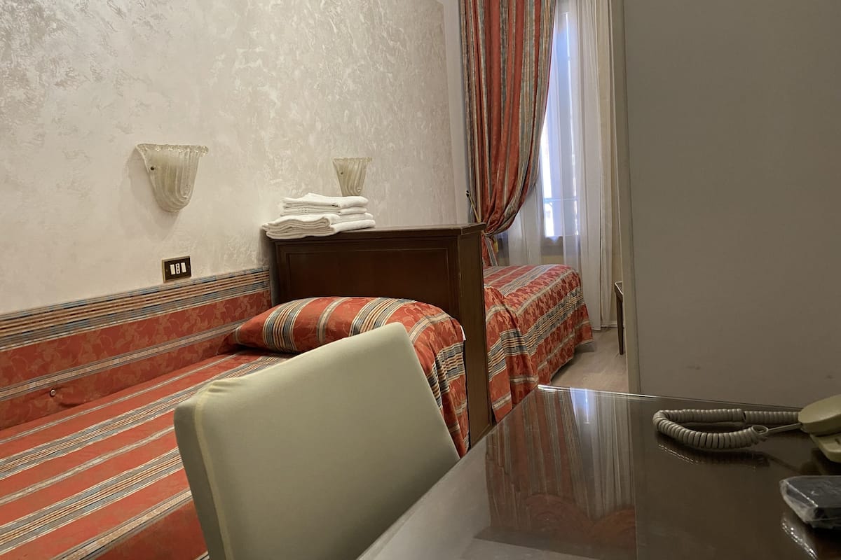 Standardzimmer, 2Â Einzelbetten, Gemeinschaftsbad