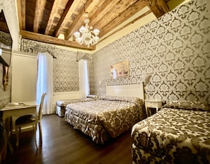 Chambre Quadruple, salle de bains privée | Minibar, bureau, chambres insonorisées, Wi-Fi gratuit