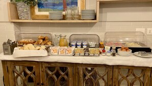 A breakfast buffet with pastries, beverages, and condiments. - Hotel Bridge (Venice)