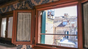 Economy Double Room | Minibar, desk, soundproofing, free WiFi