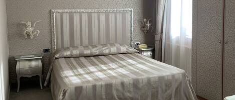 Habitación doble | Edredón, minibar y caja de seguridad en la habitación