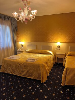 Habitación triple | Edredones de plumas, minibar, caja fuerte