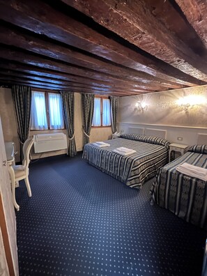 Habitación triple | Edredones de plumas, minibar, caja fuerte