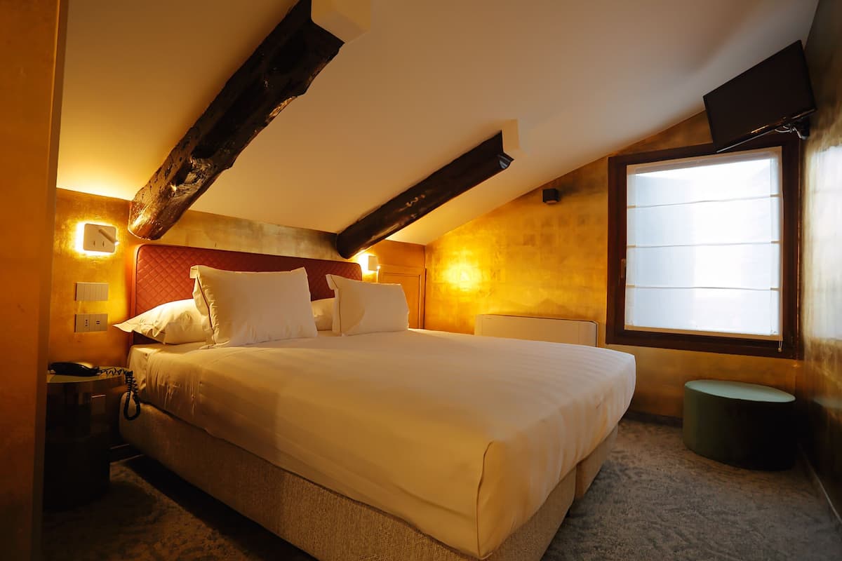 In-room safe, blackout curtains, free WiFi, bed sheets