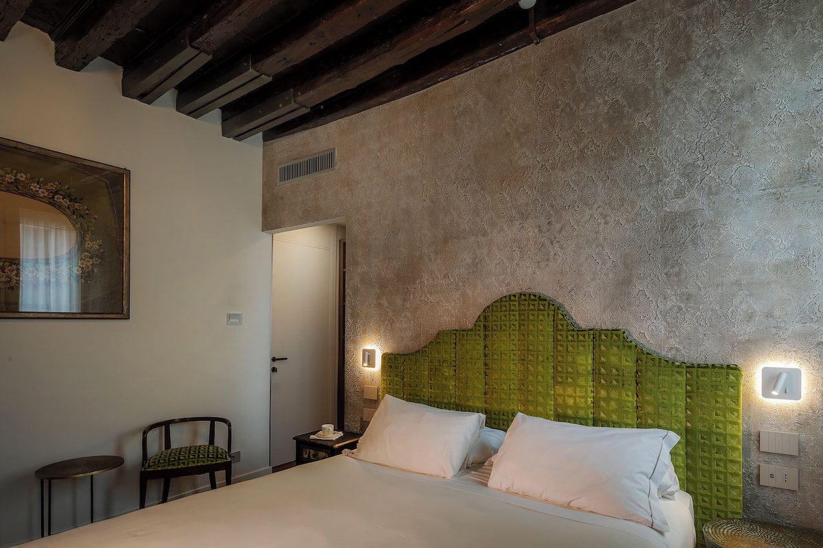 Habitación triple superior, 1 cama matrimonial o 2 camas individuales | Caja de seguridad en la habitación, cortinas blackout y wifi gratis