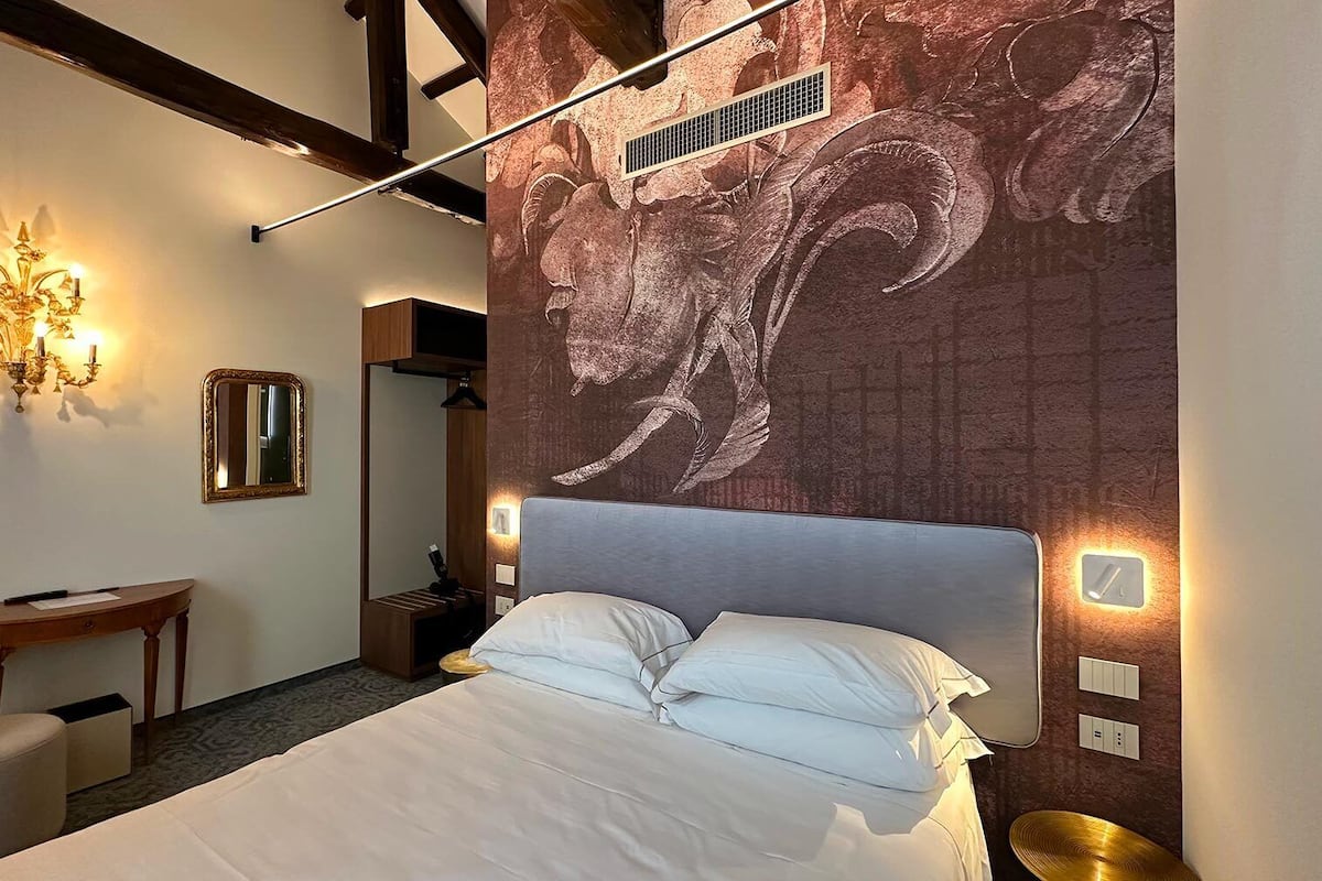 In-room safe, blackout curtains, free WiFi, bed sheets