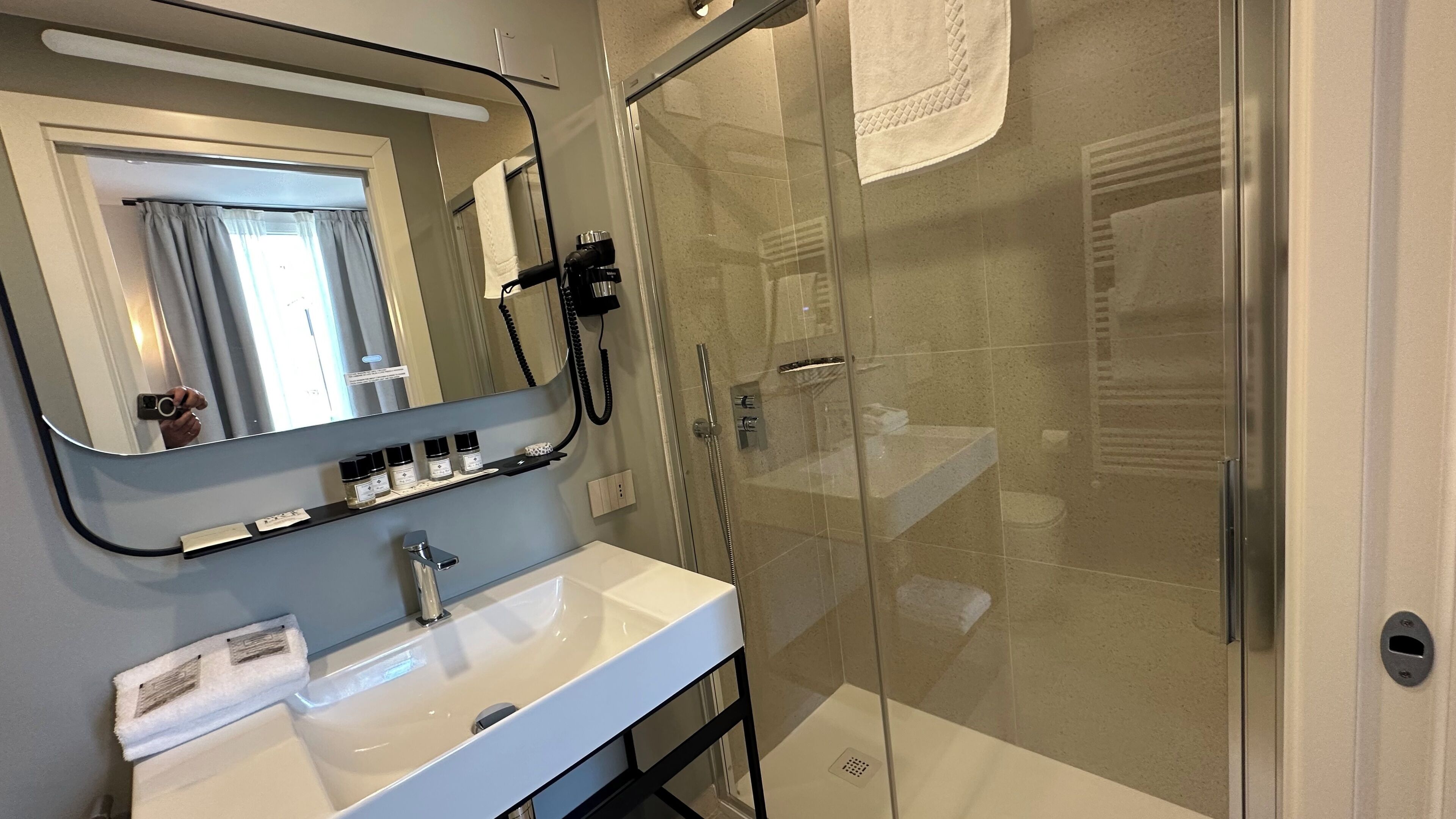 small room (1 or 2 people) | bathroom | eco-friendly toiletries, hair dryer, towels