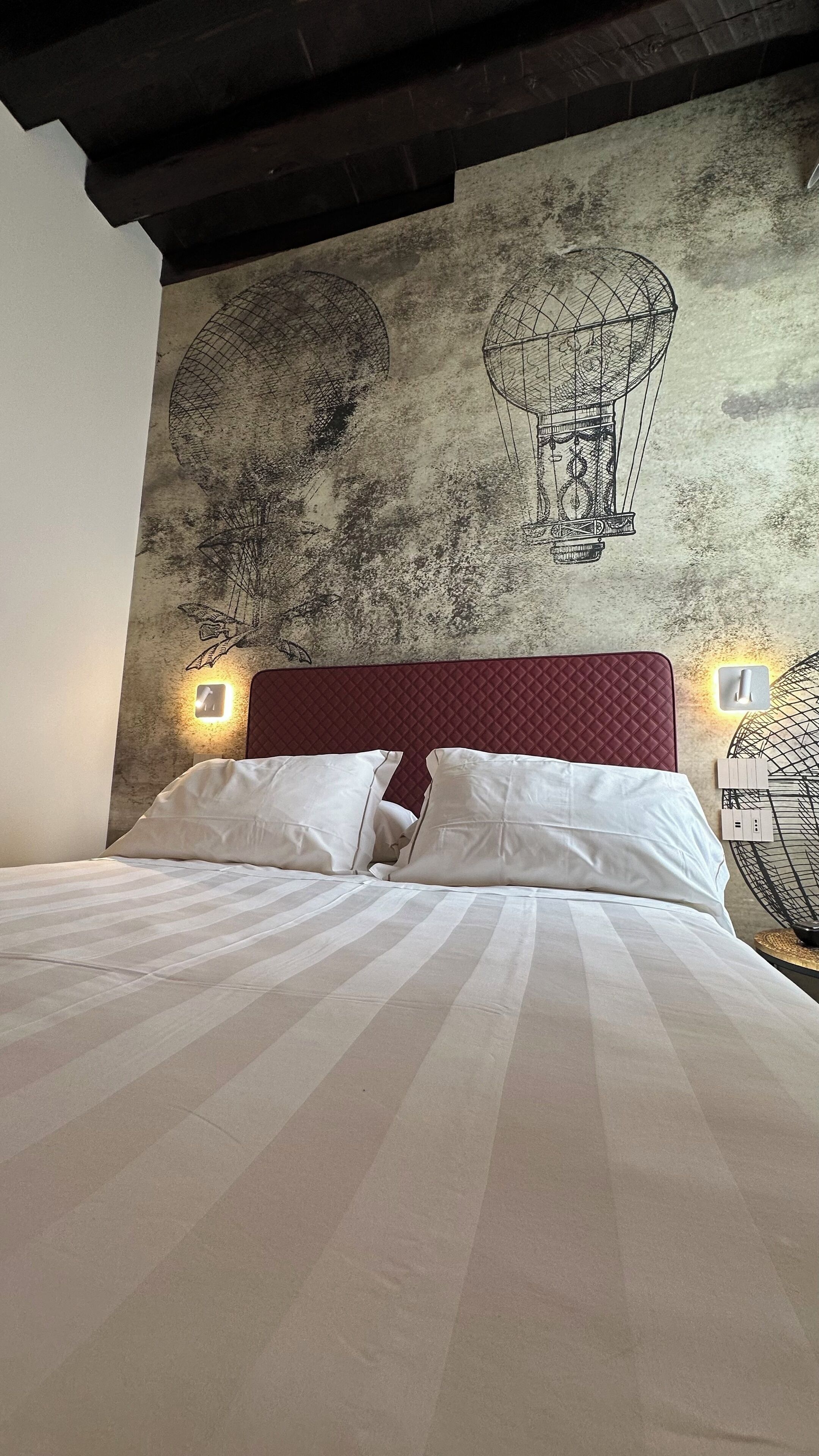 deluxe double or twin room | 1 bedroom, in-room safe, blackout curtains, free wifi