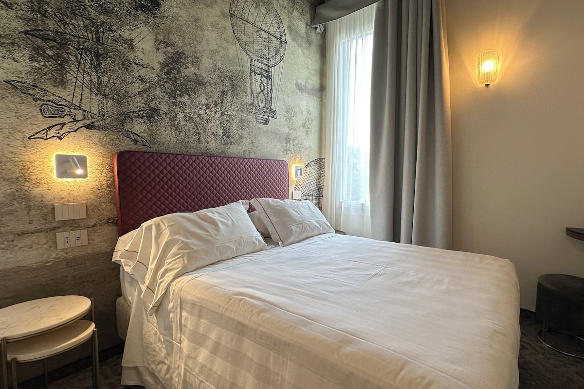 In-room safe, blackout curtains, free WiFi, bed sheets