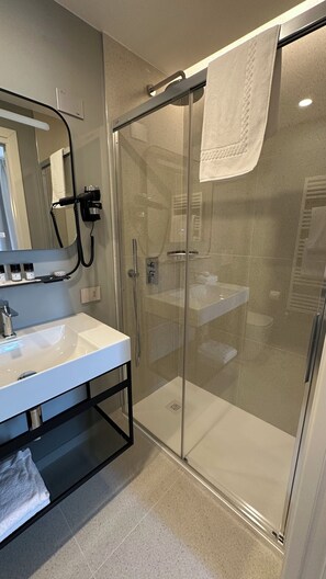 Small Room (1 or 2 people) | Bathroom | Eco-friendly toiletries, hair dryer, towels - Ai Due Fanali  (Venice)