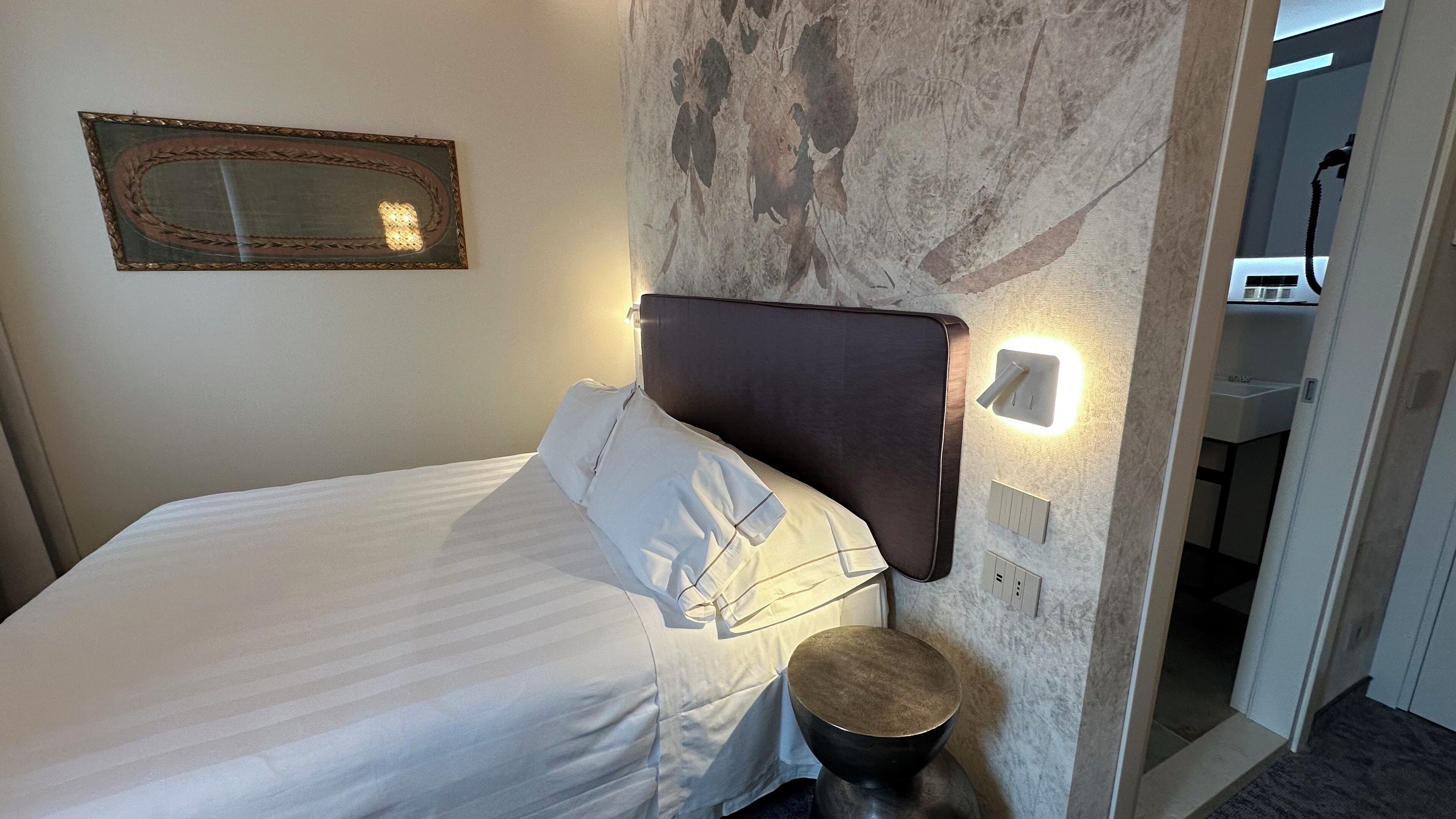 deluxe double or twin room | 1 bedroom, in-room safe, blackout curtains, free wifi