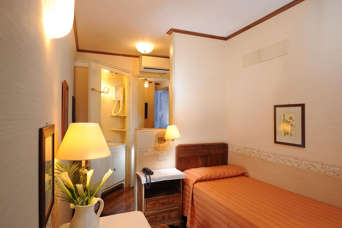 Camera singola (with Private External Bathroom) | Copriletto in piuma, minibar, una cassaforte in camera, una scrivania