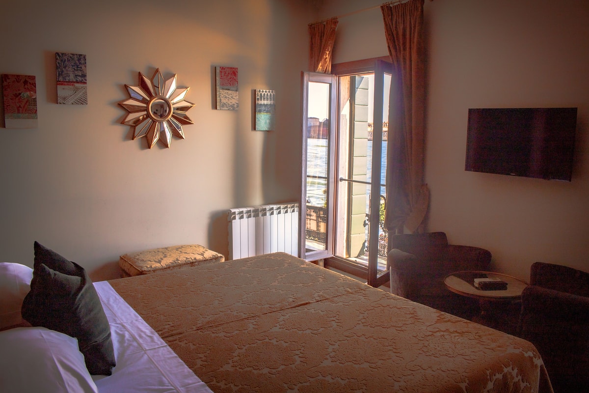 Copriletto in piuma, minibar, una cassaforte in camera, una scrivania