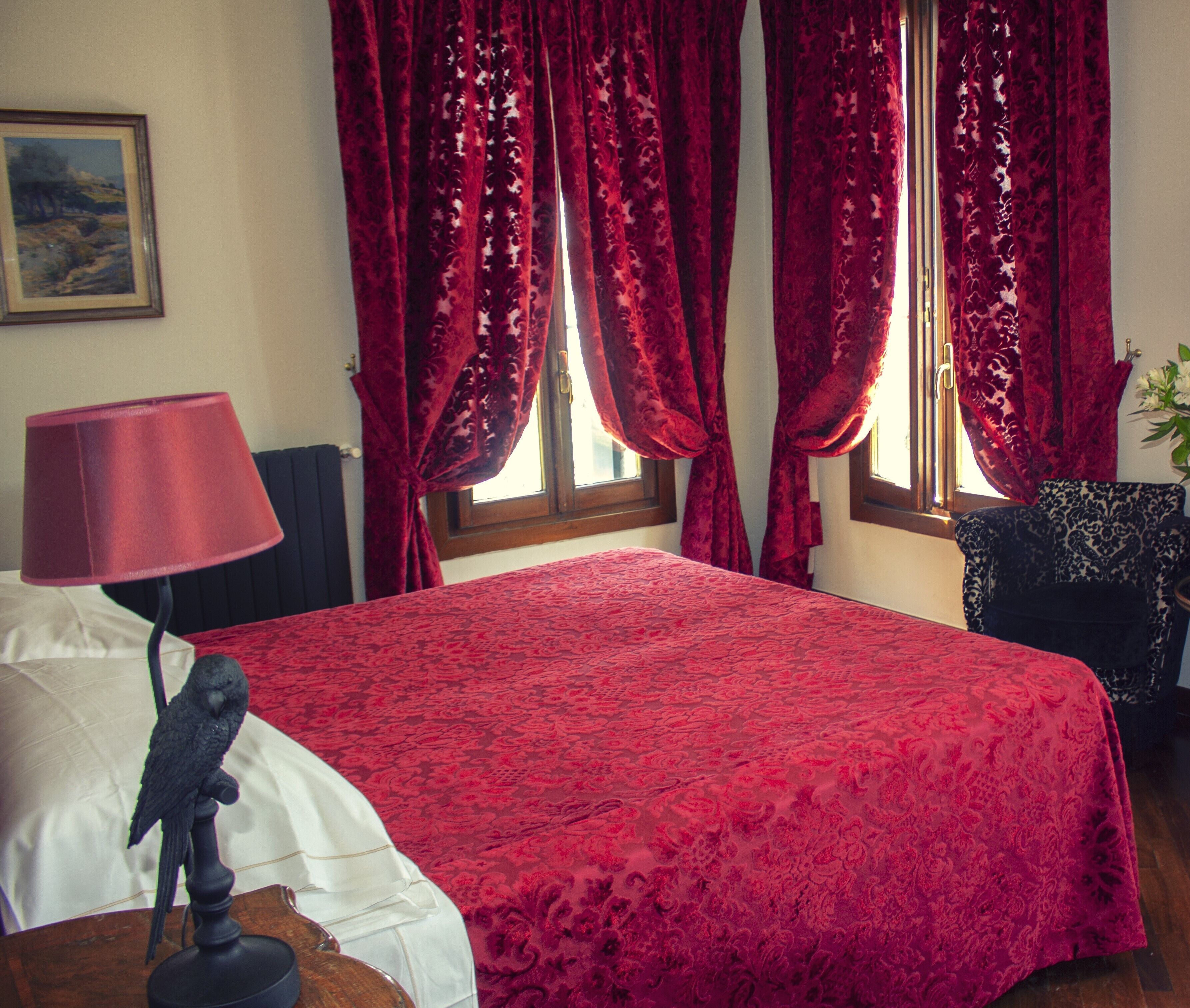 deluxe double room, canal view, corner | 1 bedroom, down duvets, minibar, in-room safe