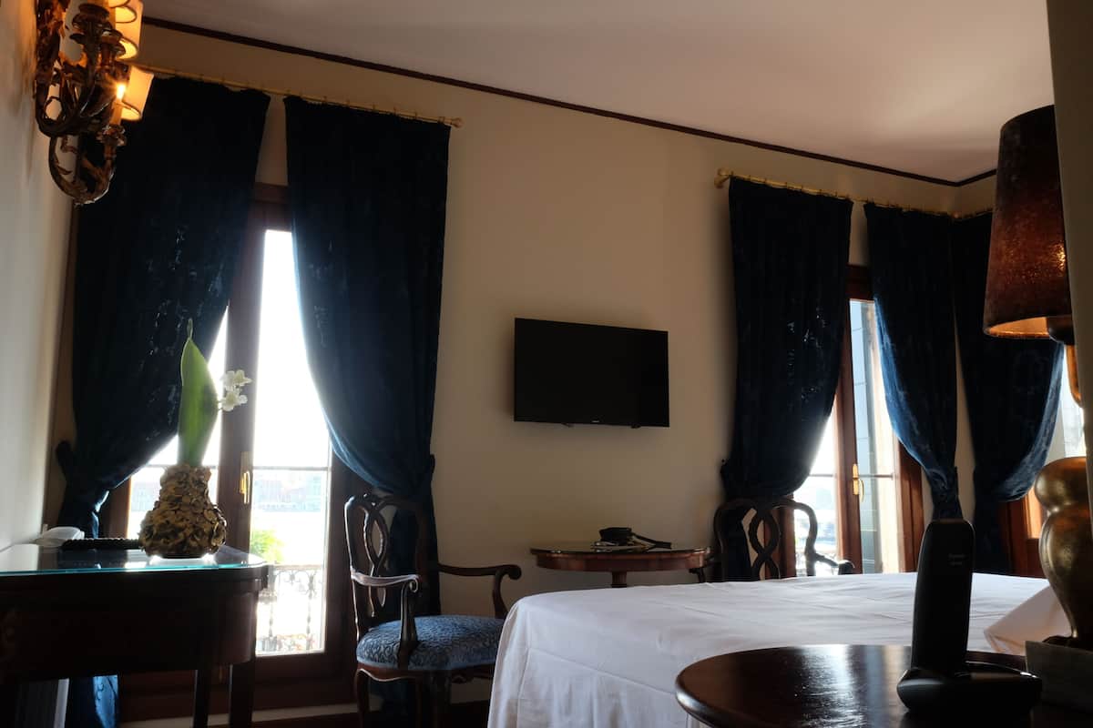 Doppia Superior, terrazzo, vista canale | Copriletto in piuma, minibar, una cassaforte in camera, una scrivania