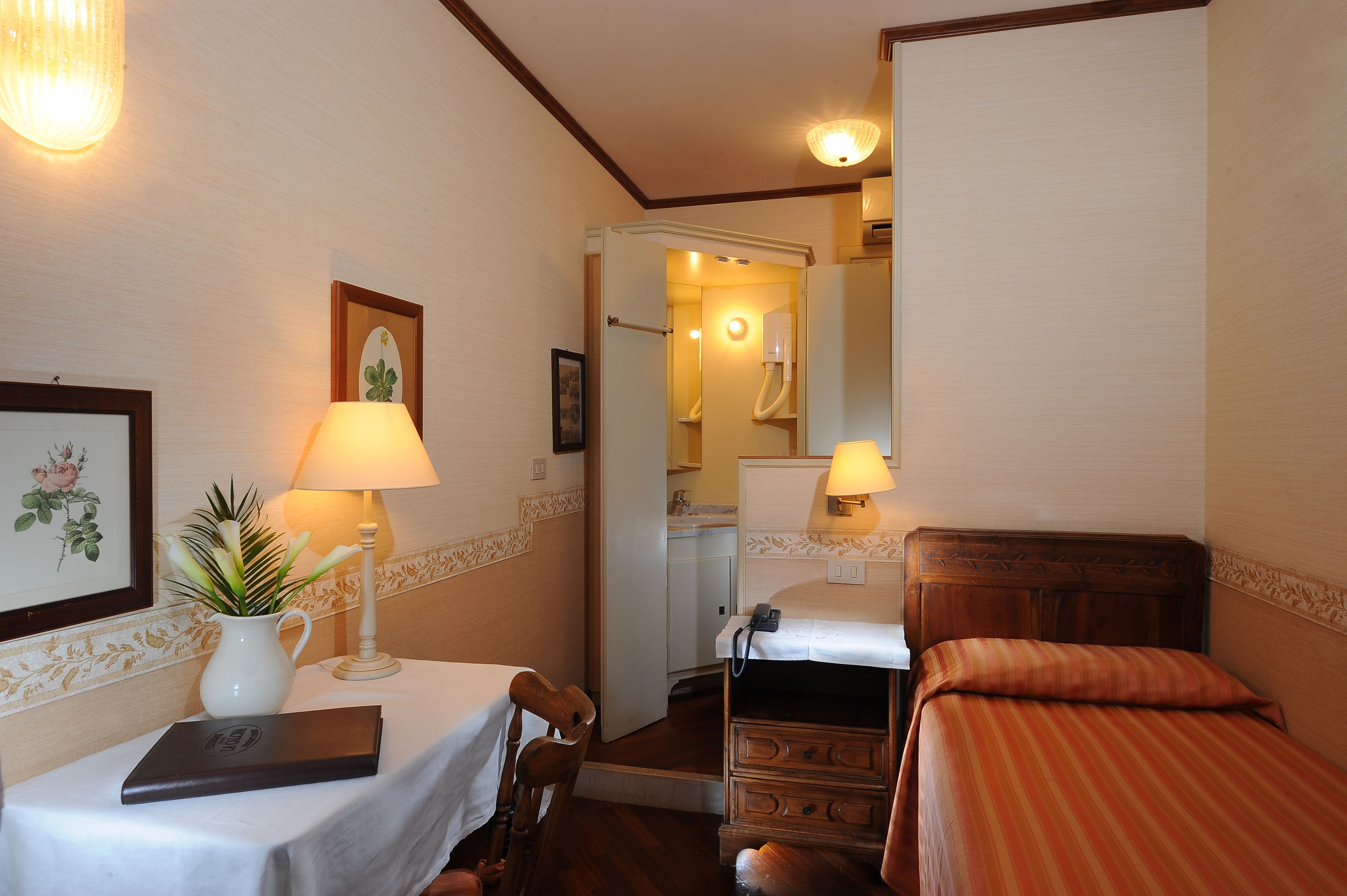 single room (with private external bathroom) | 1 bedroom, down duvets, minibar, in-room safe