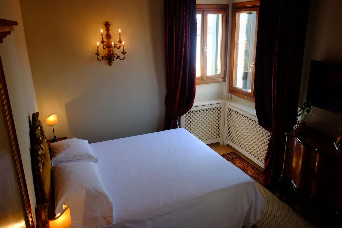 Copriletto in piuma, minibar, una cassaforte in camera, una scrivania