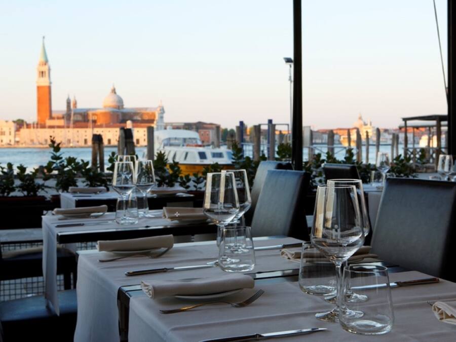 S'hi serveixen plats de cuina local