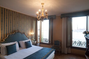 Doppia Superior, vista laguna | Una cassaforte in camera, con arredamento individuale, una scrivania