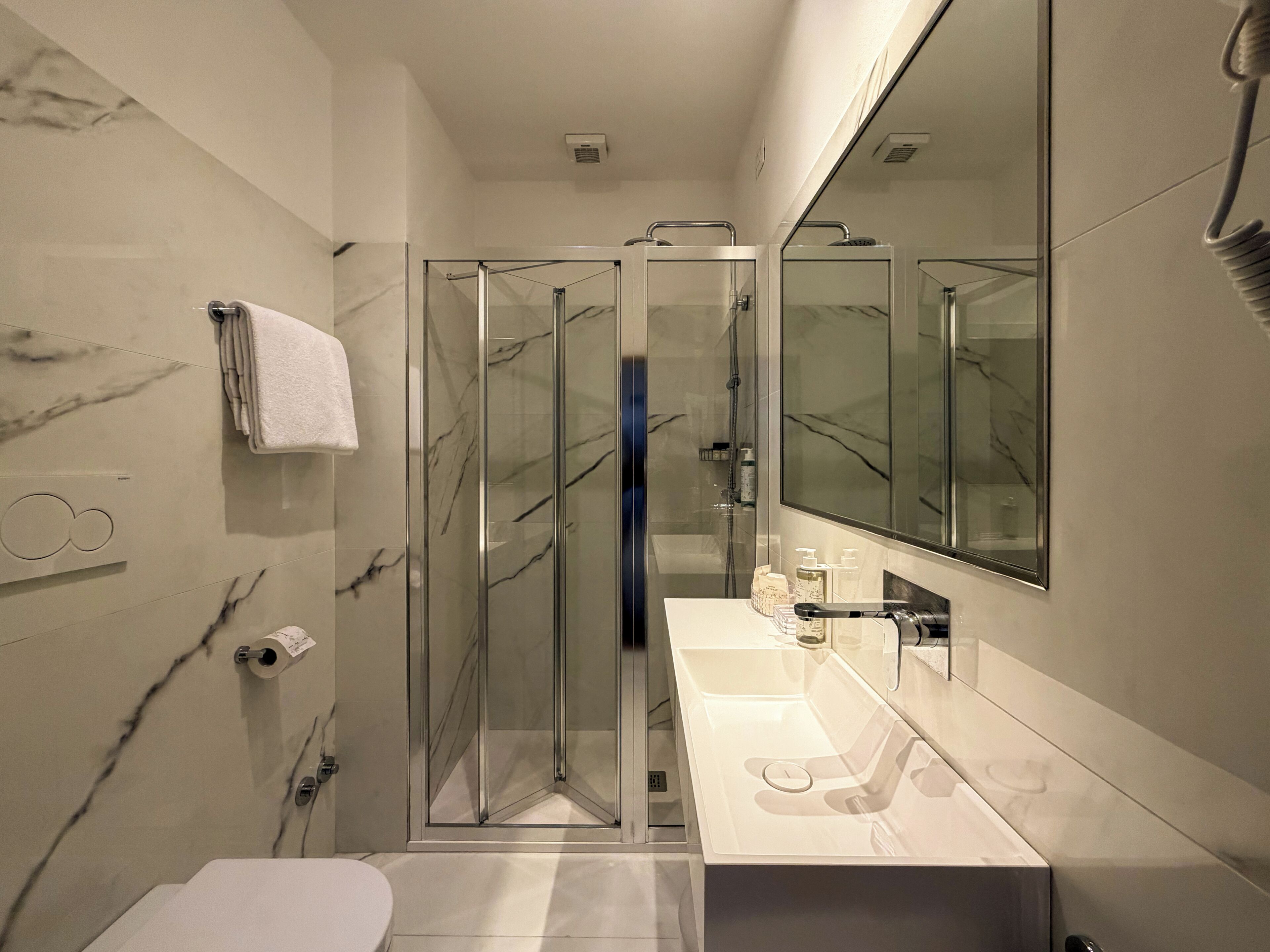 Dusche, Haartrockner, Bidet, Handtücher