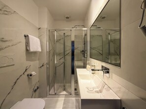 Dusj, hårføner, bidé og håndklær