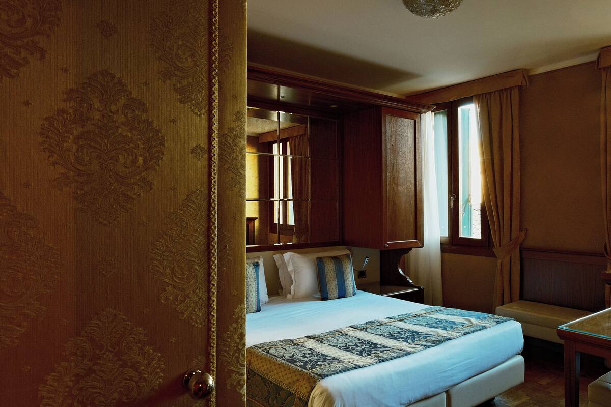 Standard Double Room | Peti besi dalam bilik, meja, ruang kerja komputer riba, kalis bunyi 