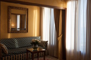 Doppia Deluxe, vista laguna | Una cassaforte in camera, con arredamento individuale, una scrivania